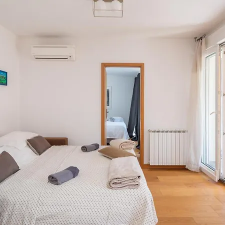 Modern With Terrace 4 Min Walk To The *