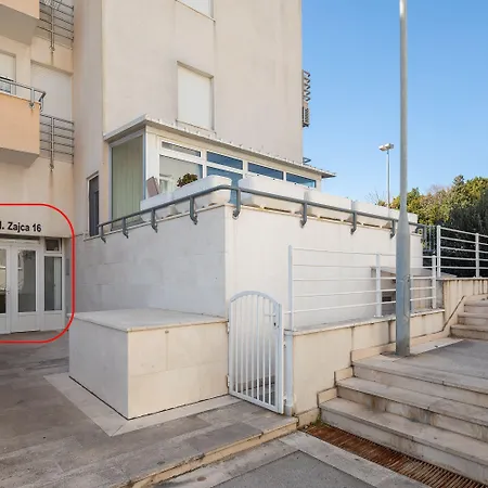Modern With Terrace 4 Min Walk To The *