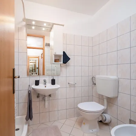 Modern With Terrace 4 Min Walk To The