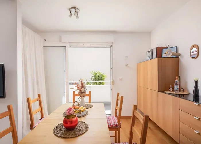 Modern With Terrace 4 Min Walk To The