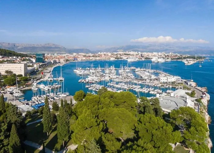 Apartmán Modern With Terrace 4 Min Walk To The