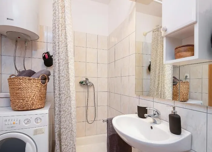 Modern With Terrace 4 Min Walk To The *