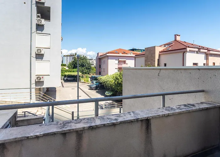 Modern With Terrace 4 Min Walk To The