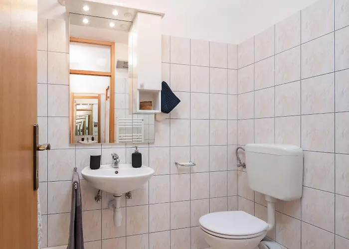 Modern With Terrace 4 Min Walk To The