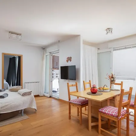 Modern With Terrace 4 Min Walk To The Apartment