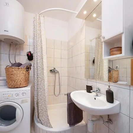 Modern With Terrace 4 Min Walk To The *