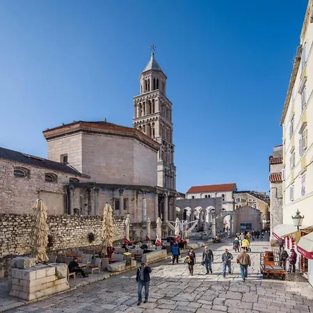 Modern With Terrace 4 Min Walk To The