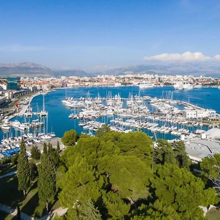 Modern With Terrace 4 Min Walk To The *