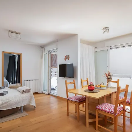 Апартаменти Modern With Terrace 4 Min Walk To The Спліт