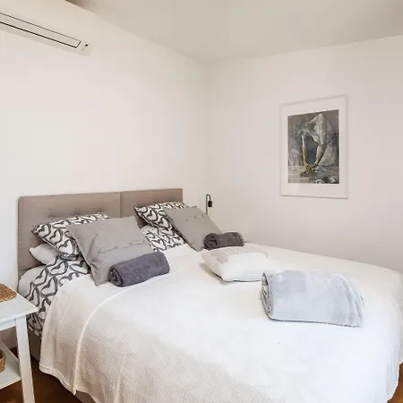 Apartamento Modern With Terrace 4 Min Walk To The