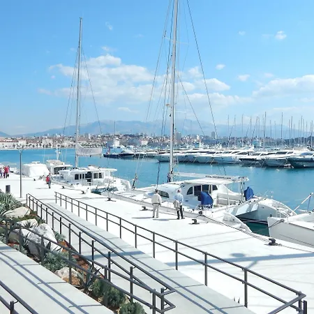 Апартаменти Modern With Terrace 4 Min Walk To The