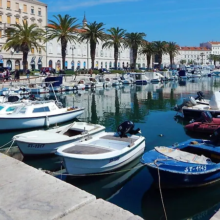 Modern With Terrace 4 Min Walk To The Apartment Split