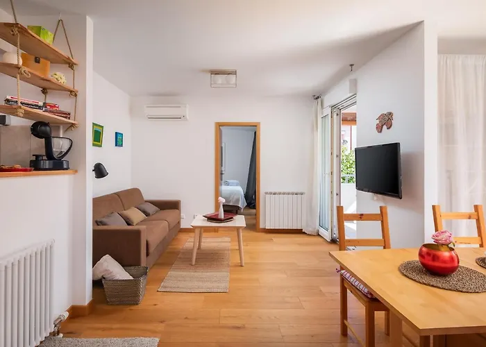 Modern With Terrace 4 Min Walk To The Apartment Split