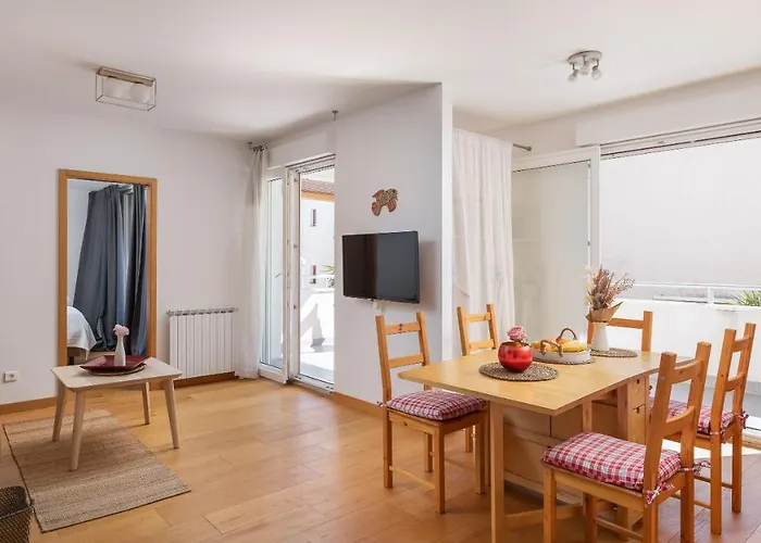 Modern With Terrace 4 Min Walk To The Apartment *