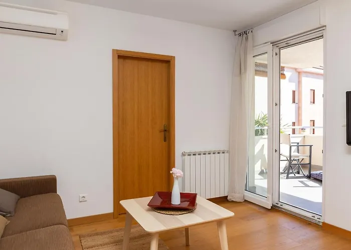 Modern With Terrace 4 Min Walk To The