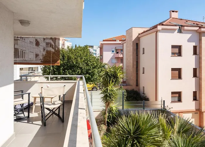 Modern With Terrace 4 Min Walk To The Apartment Split