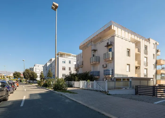 Modern With Terrace 4 Min Walk To The
