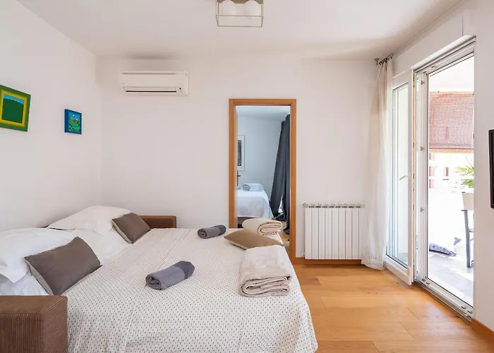 Modern With Terrace 4 Min Walk To The *