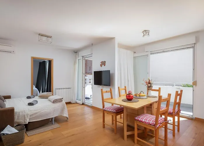Modern With Terrace 4 Min Walk To The Apartment